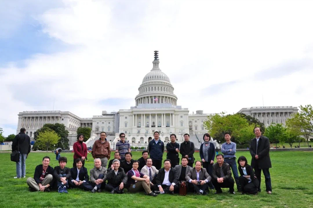 Shijun He went to the United States to participate in the exhibition Shijun He went to the United States to participate in the exhibition